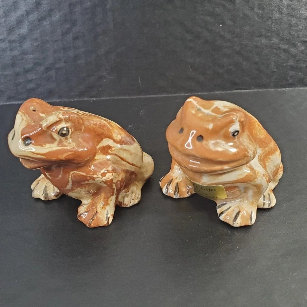 Alaskan Clay FROG Salt & Pepper Shaker Set Brown Cream Swirl Made In Alaska‎